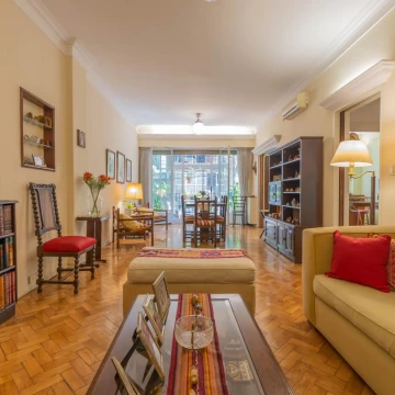 OPORTUNIDAD! 5 AMBIENTES CON BALCON, PATIO Y COCHERA