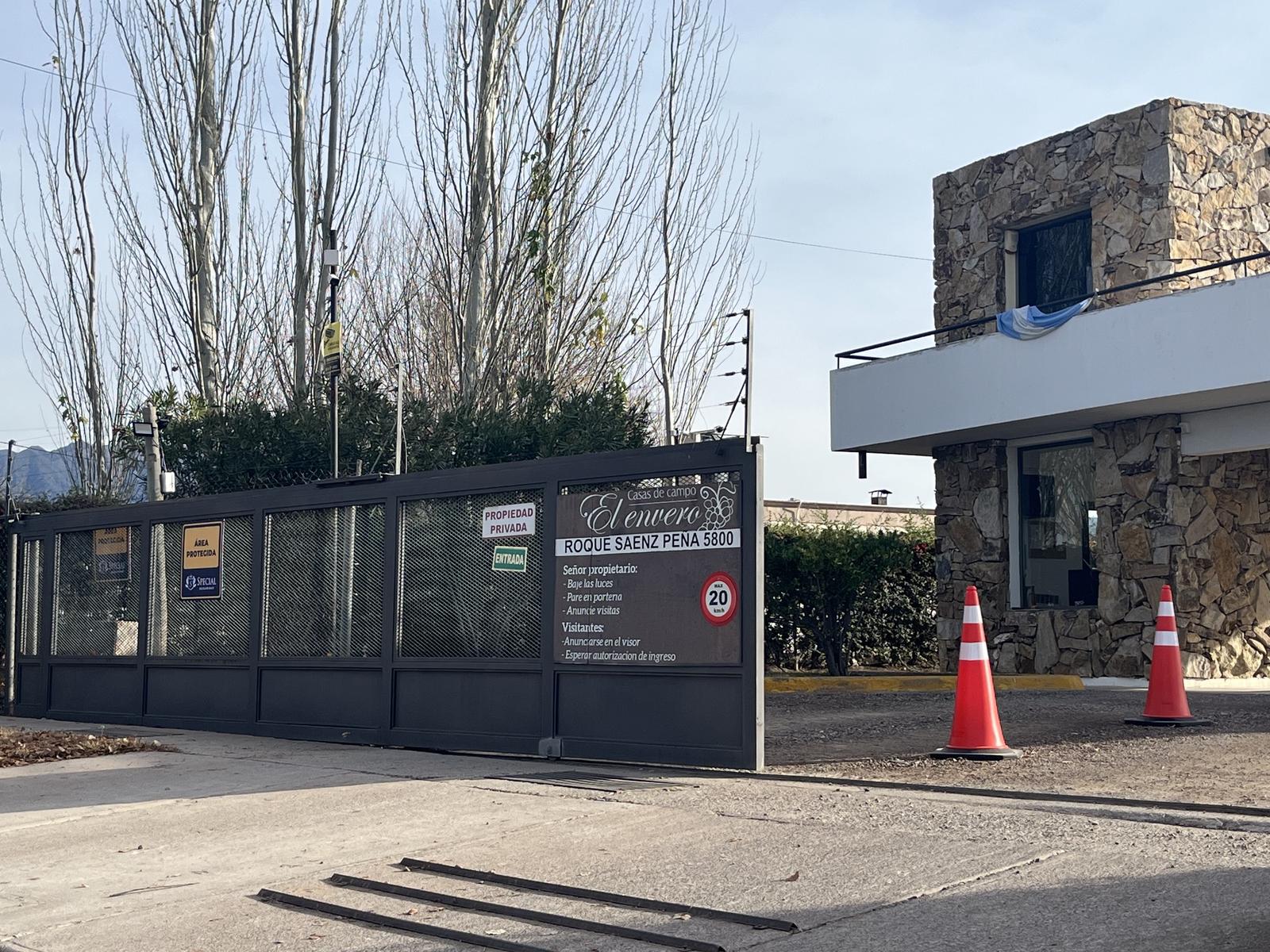 Acceso a Barrio Residencial El Envero