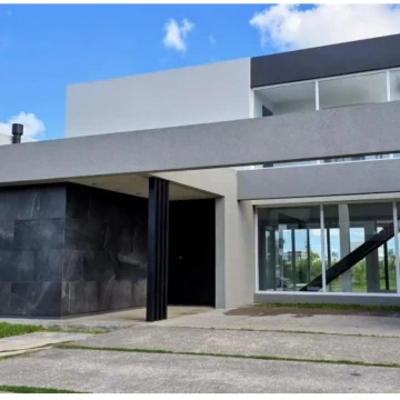 Casa en venta de 4 dorm a la laguna en Costas Puertos del Lago