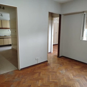 Alquiler- Departamento de 2 ambientes  a metros de Av. Rivadavia y la Plaza Flores