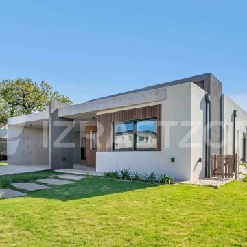 Casa con construcción de excelencia y gran distribución en una planta, en La Calesa, Pilara