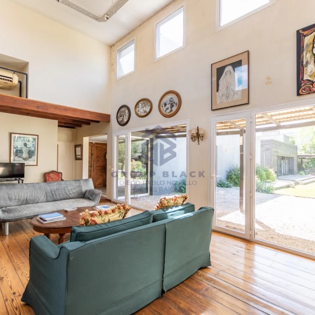 Venta casa 6 ambientes Los Sauces 1760 m2