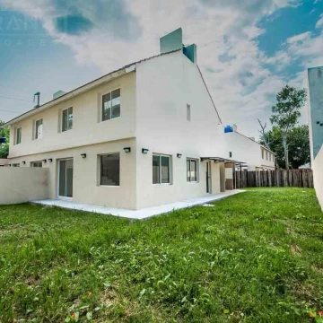 Venta Tríplex a estrenar 6 ambientes jardín en L , parrilla , dos cocheras en Tigre