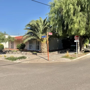 Casa familiar en Barrio Dalvian con 4 dormitorios, pileta y quincho