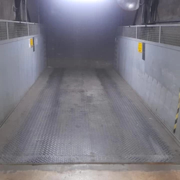Cochera Fija y Cubierta en 1er Sub por Montacargas
