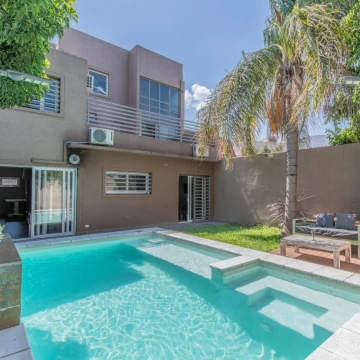 VENTA CASA 6 AMBIENTES CON COCHERA, PATIO Y PISCINA CLIMATIZADA EN RAMOS MEJÍA