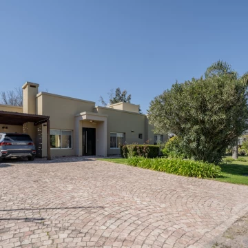 VENTA CASA 4 AMBIENTES C/PARQUE, PISCINA Y PARRILLA EN CLUB DE CAMPO LAS PERDICES