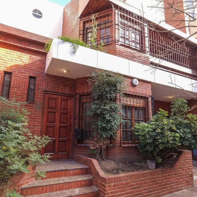 Venta impecable Casa  tipo Chalet lista para mudarte | 5 ambientes | Cochera | Patio | Caballito