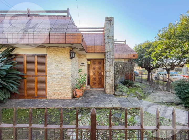 Oportunidad en Ituzaingó: Casa 4 Ambientes con Potencial y Terraza