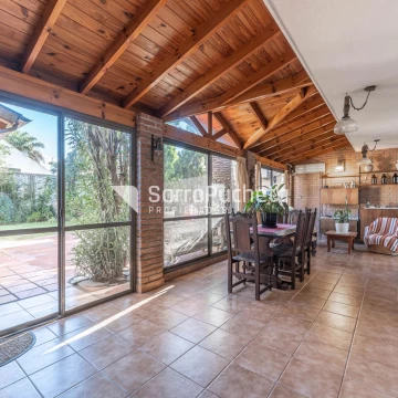 Venta casa 5 ambientes con amplio playroom, jardín y quincho en Villa Sarmiento