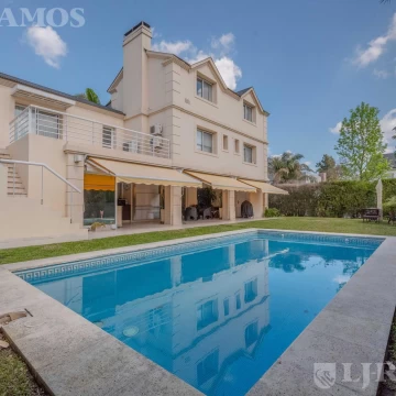 Casa con 3 dormitorios   gran playroom | Lote esquina | Pileta | 356 m² - En venta en Las Glorietas.