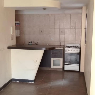 ALQUILER – Departamento de 1 dormitorio al frente con balcón pasante – San Lorenzo 586