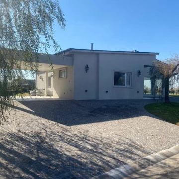 Venta casa a estrenar 3 dormitorios al agua con salida al rio Lujan Barrio Nautico el Cazal.