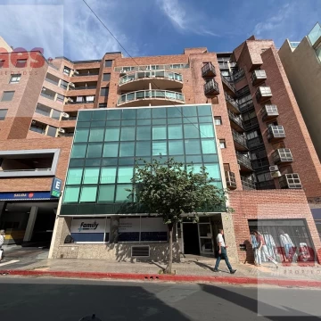 ALQUILER – Oficina de 50 m² con espacio libre y privado en el Centro de Córdoba