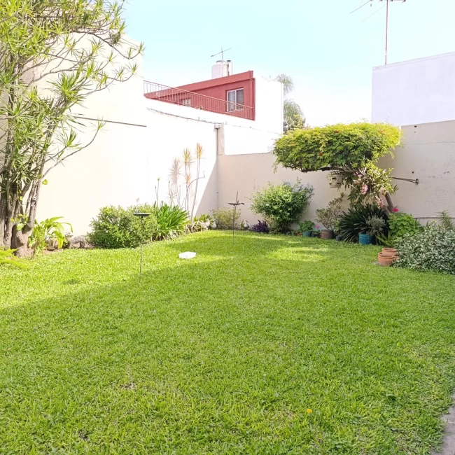 Casa 5 Ambientes APTO CREDITO C/ 2 Locales, Cochera, Parque y Terraza. Venta-San Justo