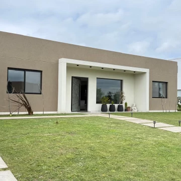 Casa en venta de 4 dorm en Haras Santa Maria Molinos Norte
