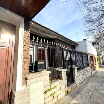 Casa 3 dormitorios patio y cochera cub 65 19 y 20 lote propio La Plata