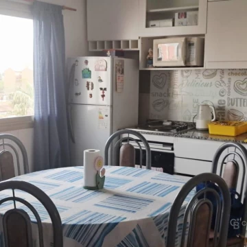 Departamento de 3 ambientes al frente en 4to. piso con cochera