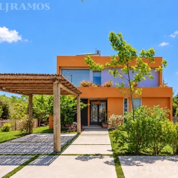 Casa sobre el lago en venta en el Barrio Vistas