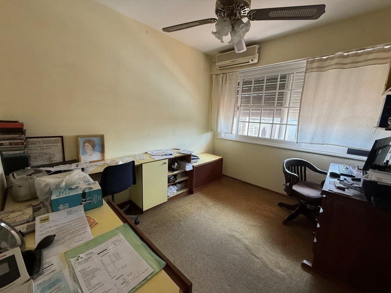 Cuarto dormitorio con vista a jardin y piscina