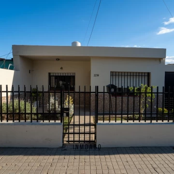 Casa 2 Dormitorios con Gran Patio a Metros de Monseñor Pablo Cabrera