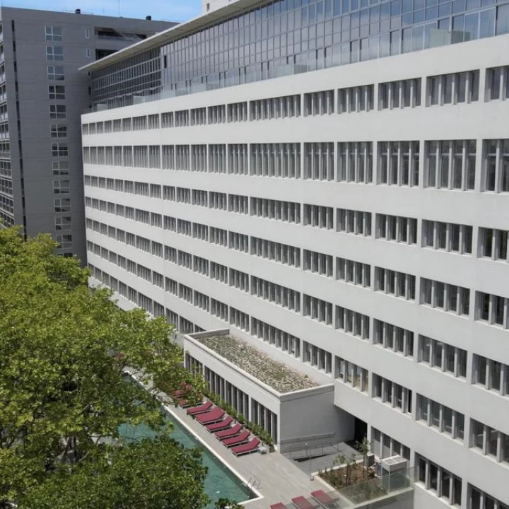 Oficina Comercial en alquiler con vista al rio. 80m2 con cochera. Distrito QUARTIER, Retiro.