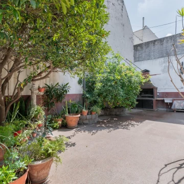 Casa en venta de 3 ambientes con cochera cubierta y jardin con parrilla - Parque Avellaneda