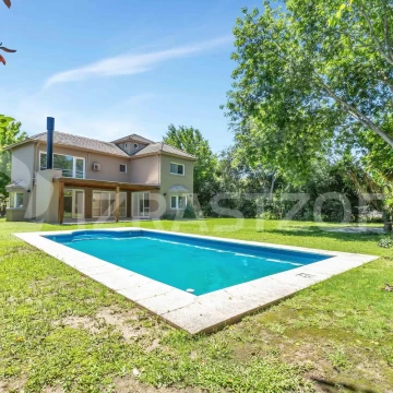 Casa en Ayres de Pilar, Pnamericana Km43.5,  3 dormitorios, jardin y pelita.  BAJO DE VALOR