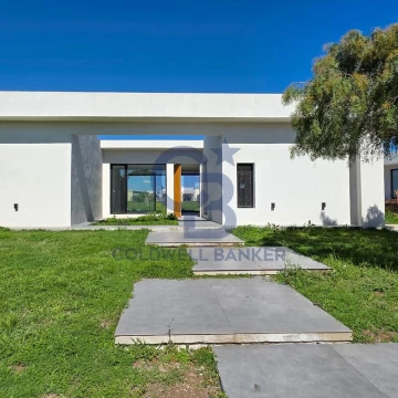 OPORTUNIDAD! FINANCIADA! VENTA CASA A ESTRENAR CON PILETA Y FONDO AL VERDE SAN SEBASTIAN AREA 12