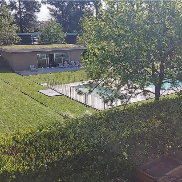 OPORTUNIDAD. Impecable departamento tres ambientes con vista a la piscina