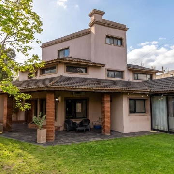 casa de 5 ambientes en venta en lujan con patio y cochera