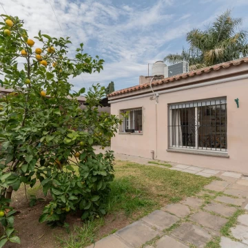 Casa en venta de 4 ambientes con jardín y cochera en Ciudadela
