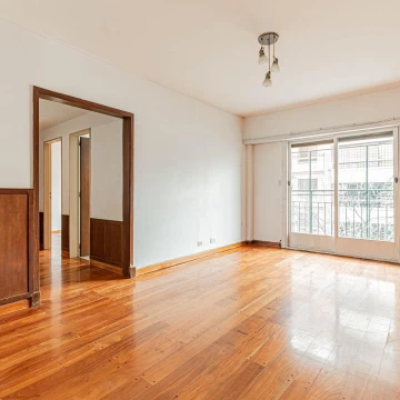 3 AMBIENTES AL FRENTE CON BALCON