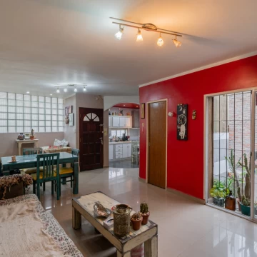 Venta. Casa 4 ambientes. Reciclada. Cochera. Patio. Quincho. Flores