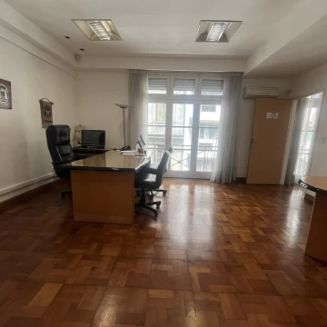 Oficina de Piso completo, con 14 Ambientes en Venta - Con Frente y Contrafrente