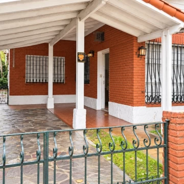 CASA 4 AMB. BERNAL