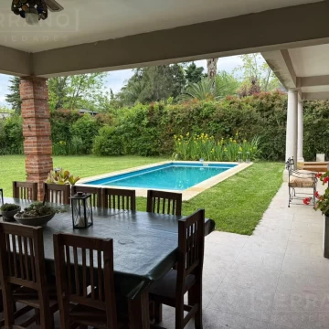 Casa en alquiler temporal 7 ambientes con pileta en Santa María de Tigre