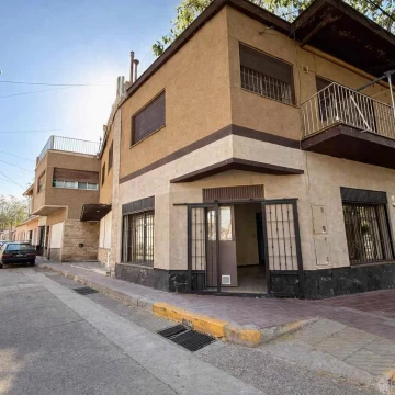 VENTA Casa   Local comercial en la 6ta sección oportunidad colectivos en puerta. Metrotranvía cerca