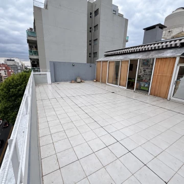 Semipiso de 4 ambientes con terraza propia, dos cocheras y baulera en Villa Urquiza