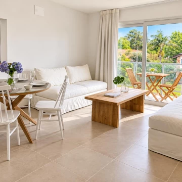 Apartamento En Venta de 2 Dormitorios y 2 Baños - Con Renta- Punta del Este, Pinares