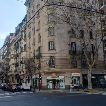 Elegante Semi piso de tres ambientes con dependencias y lavadero en Recoleta