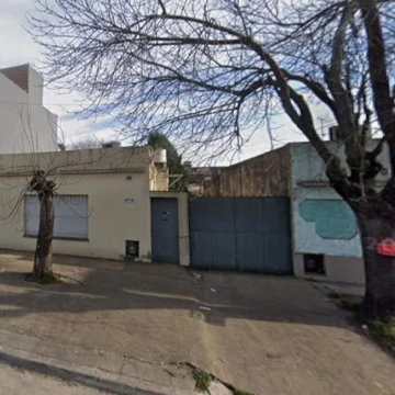 Casa de 2 habitaciones en terreno de 410m2 con galpones en Villa Centenario