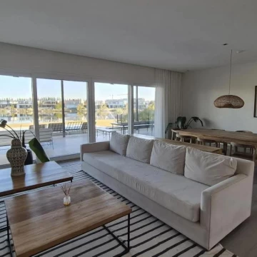 Casa a la laguna en Barbarita: 5 dormitorios en suite, pileta y muelle