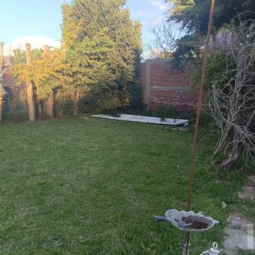 Terreno en venta/ cochera y pileta / Los Hornos