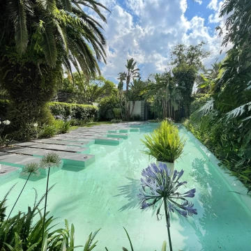 Venta Casa racionalista en barranca 6 ambientes 3 Habitaciones con jardín escalonado y piscina