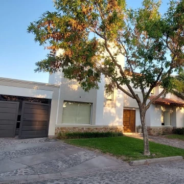 Casa en 2 plantas, con jardín y pileta en Barrio Privado del Pilar 