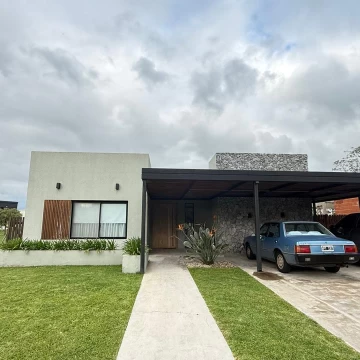 Casa en venta de 3 dorm   Estudio en Santa Lucia Pilar del Este