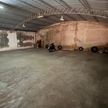 Cochera techada de fácil acceso en barrio Martin
