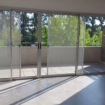 OPORTUNIDAD. Impecable departamento tres ambientes con vista a la piscina