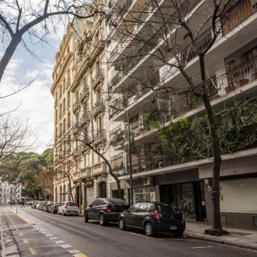 Plaza San Martín -   5 ambientes - Cochera -  Piso de categoría a refaccionar